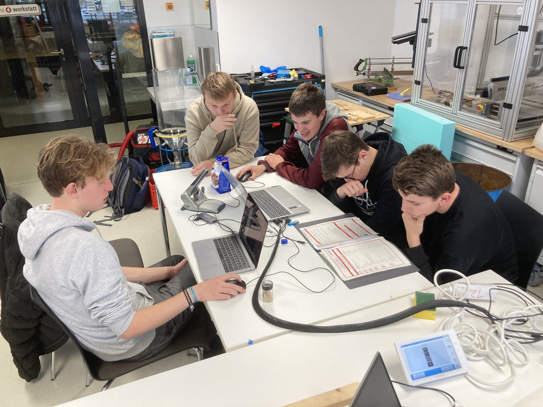 Beratung im Team über die potenziellen Gefahren