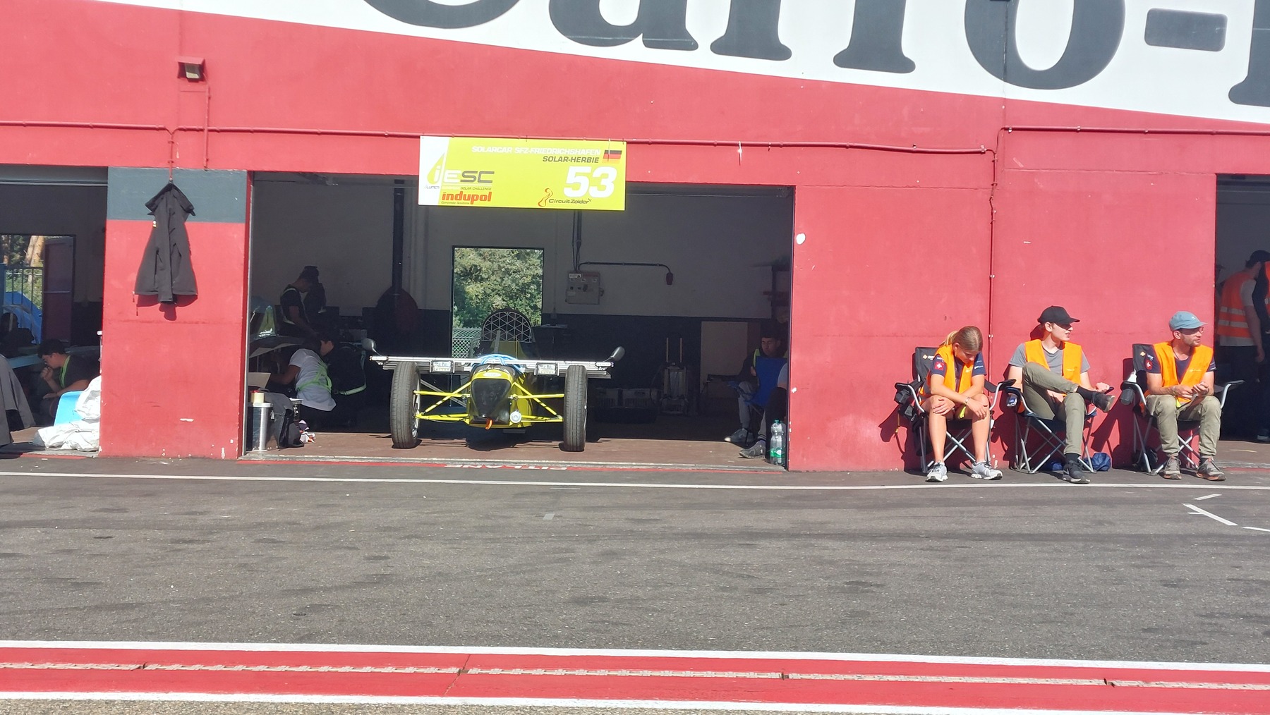 Das Auto in der Box des Rennens